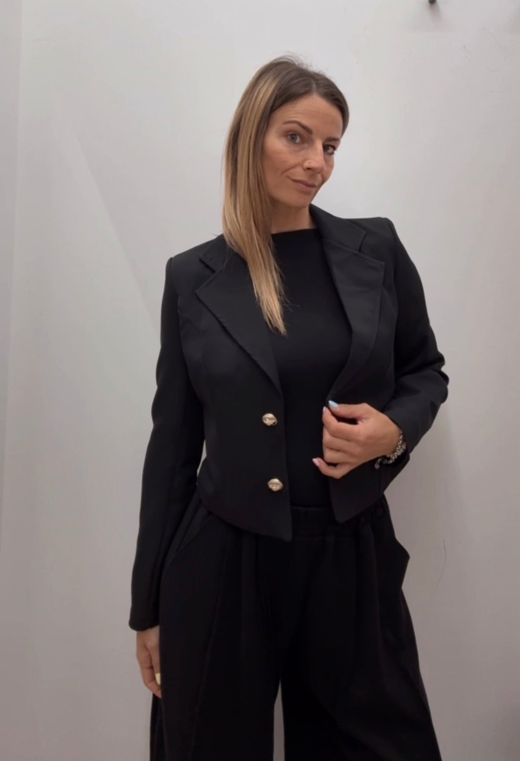 GIACCA lunghezza media con BOTTONCINI DORATI