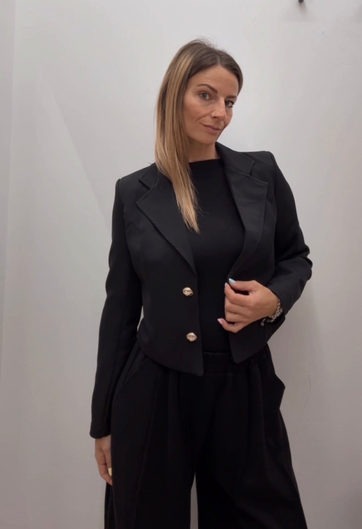 GIACCA lunghezza media con BOTTONCINI DORATI